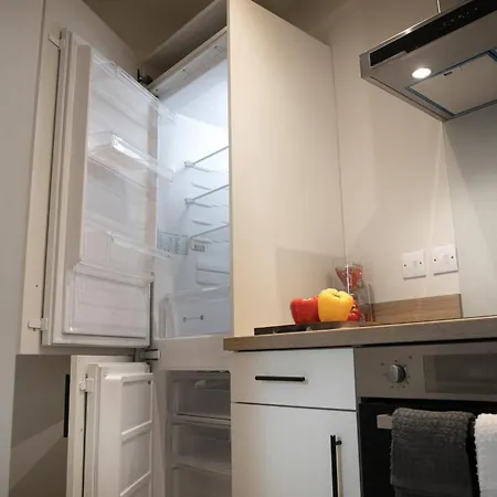 Apartment Apt 26, Stylish 1-br With Soothing Green Tones *