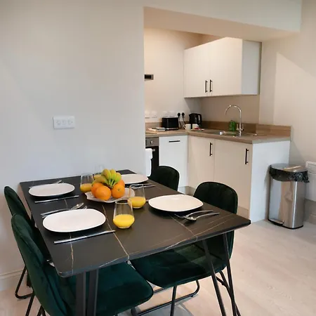 Apt 26, Stylish 1-br With Soothing Green Tones Leeds (West Yorkshire)